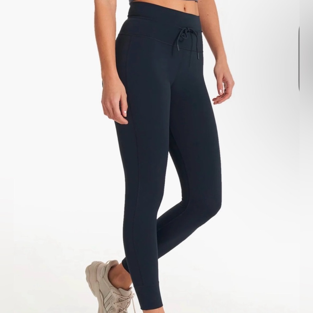 Vuori Daily leggings size medium in the color ink.